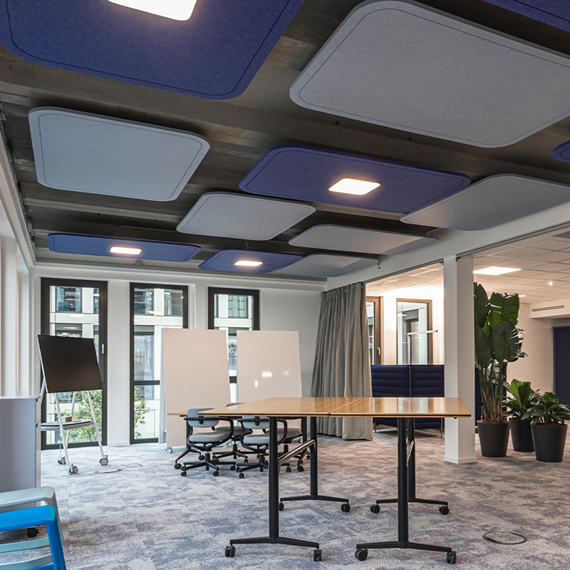 Modern Tasarım Akustik Panel Bölmeleri Ses Emici ve Spor Salonu Kullanımı için Çevre Dostu Polyester Fiber Levha Şerit Şekli Modern Tasarım Akustik Panel Bölmeleri Ses Emici ve Spor Salonu Kullanımı için Çevre Dostu Polyester Fiber Levha Şerit Şekli