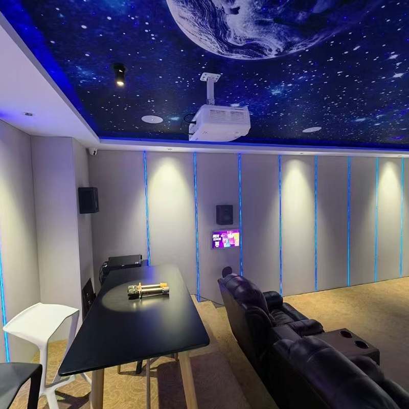 Otellere uygun, kumaşla sarılmış ses emici duvar panellerine sahip iç tasarım