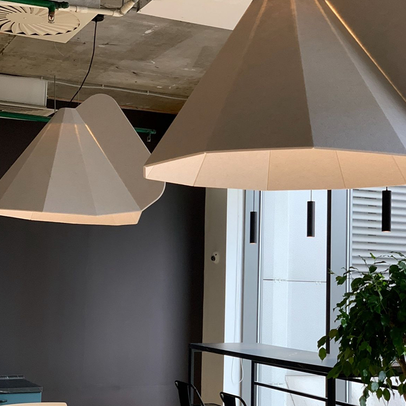 Modern Tasarım Akustik Panel Bölmeleri Ses Emici ve Spor Salonu Kullanımı için Çevre Dostu Polyester Fiber Levha Şerit Şekli